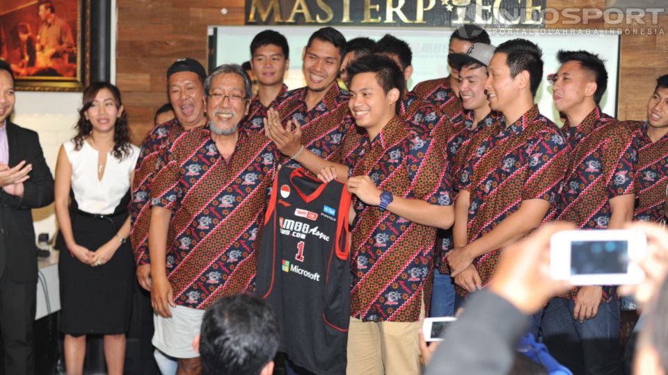 Salah satu penggawa M88 Aspac, Andakara Prastawa Dhyaksa, Rabu (26/11/14), saat memamerkan jersey anyar M88.com Aspac. Copyright: &copy; Ratno Prasetyo/INDOSPORT